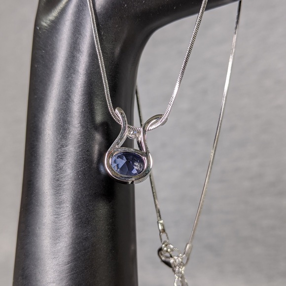 🎄 3/$35 IJDI necklace with U shape pendant - Picture 2 of 7